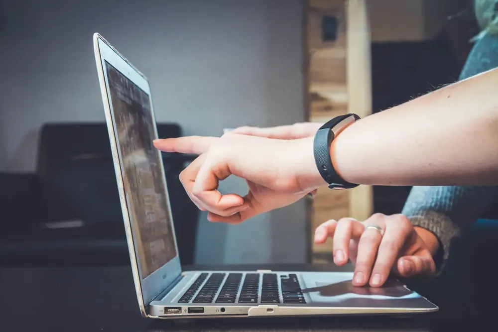 Proč univerzální e-learning firmu neochrání?